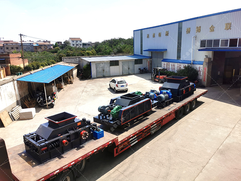 1200*1200雙齒輥破碎機(jī)，兩臺(tái)900*900軌道移動(dòng)雙齒輥破碎機(jī)發(fā)往云南
